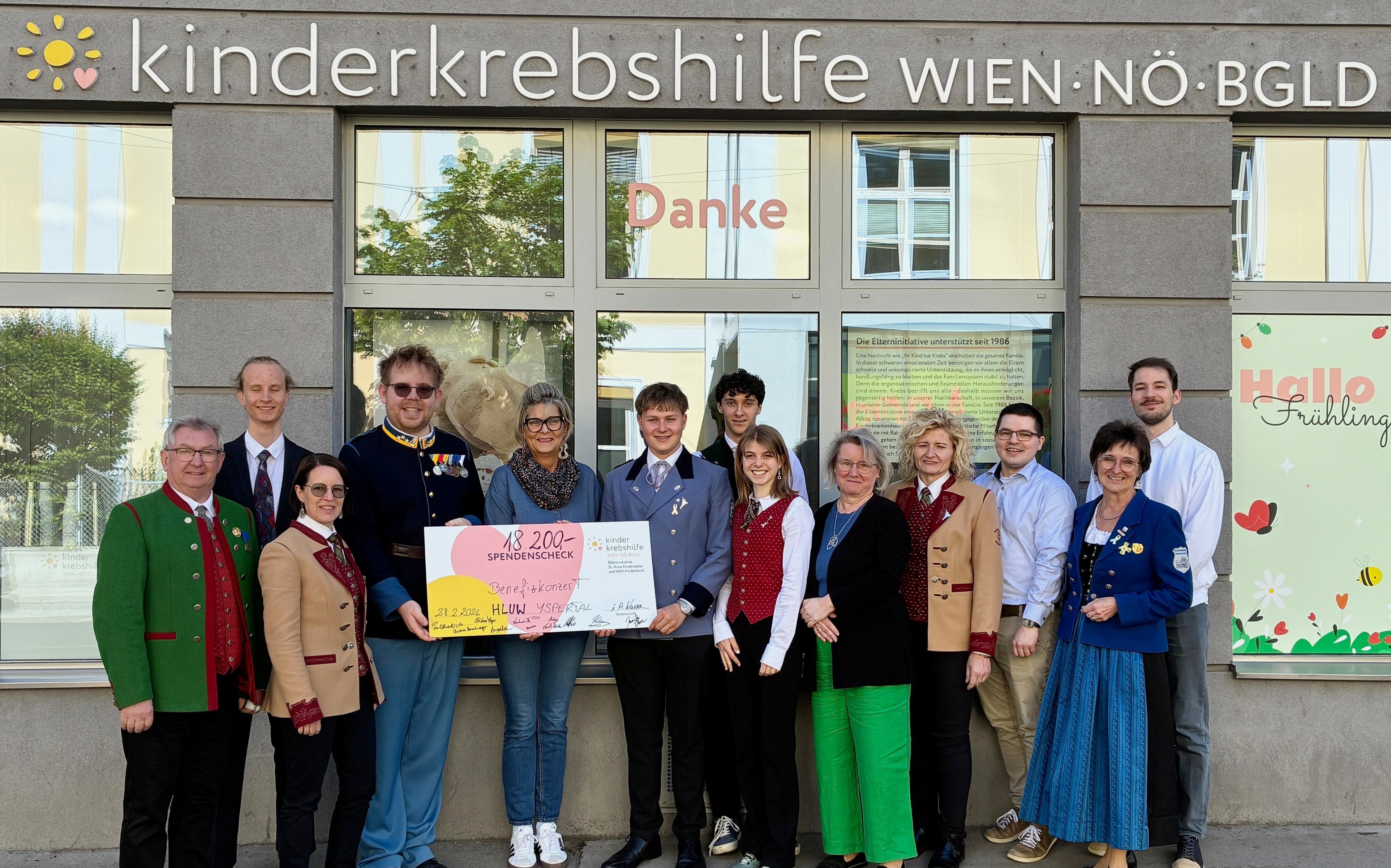 spendenuebergabe schulorchester april2026 HLUW gruppe