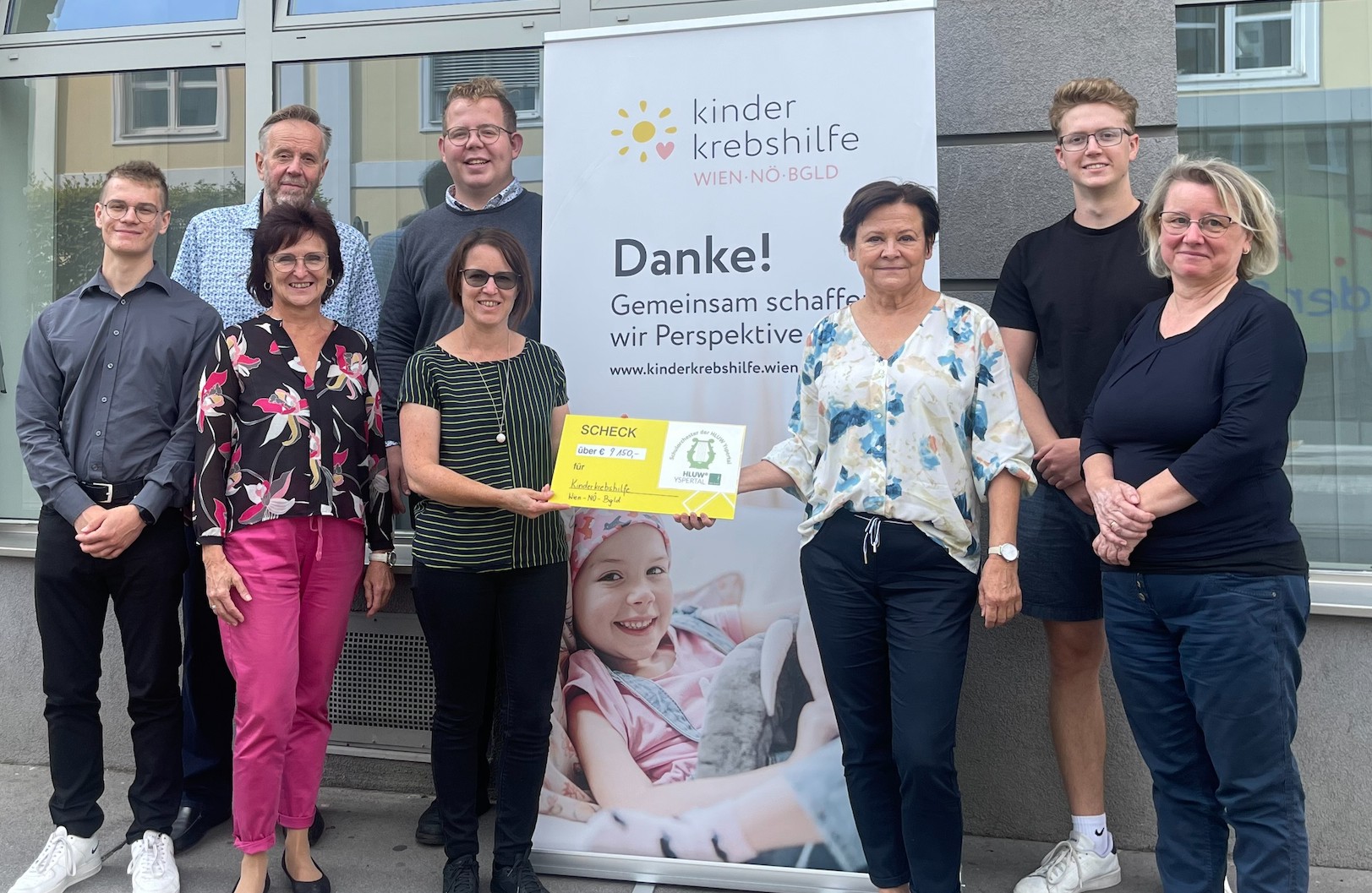 benefizveranstaltung schulorchester 2022 uebergabe gruppe fertig